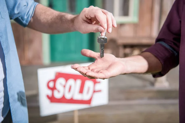 Homme achetant une nouvelle maison — Photo de stock