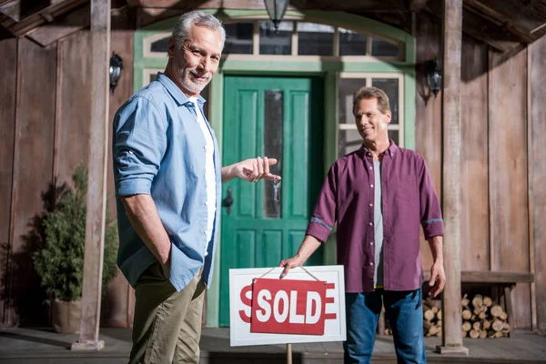 Mann kauft neues Haus — Stockfoto