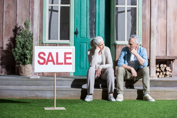 Ehepaar verkauft sein Haus — Stockfoto