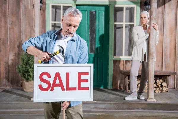 Couple vendant leur maison — Photo de stock