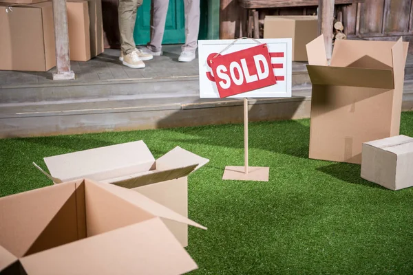 Couple déménageant dans une nouvelle maison — Photo de stock