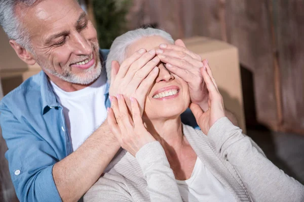 Homem fechando os olhos da mulher — Fotografia de Stock