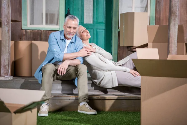 Pareja mudándose a nueva casa - foto de stock