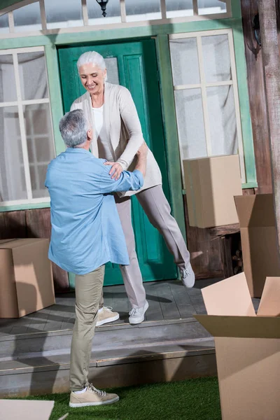 Senior couple with cardboard boxes — Stock Photo