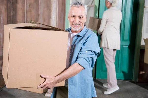 Senior couple with cardboard boxes — Stock Photo