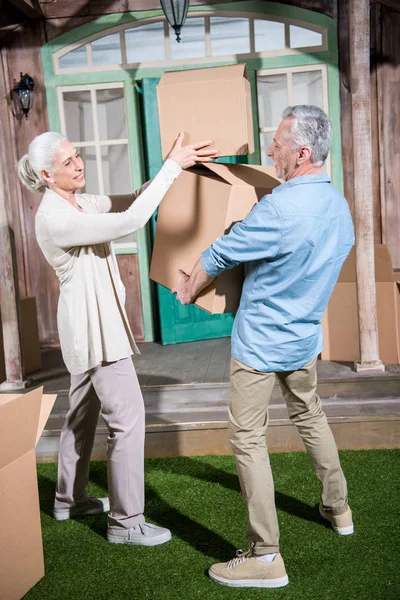 Senior couple with cardboard boxes — Stock Photo