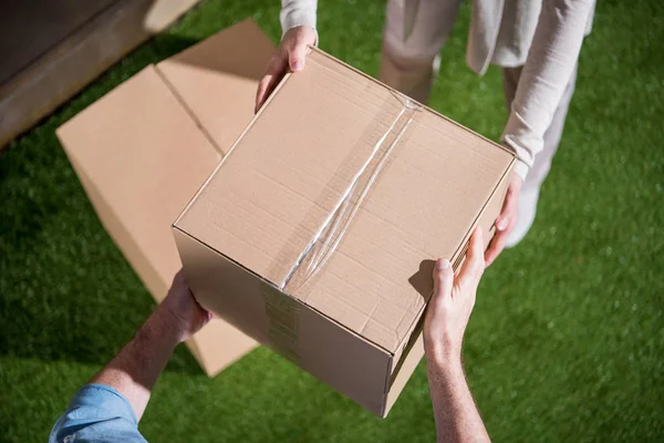 Couple sénior avec boîtes en carton — Photo de stock