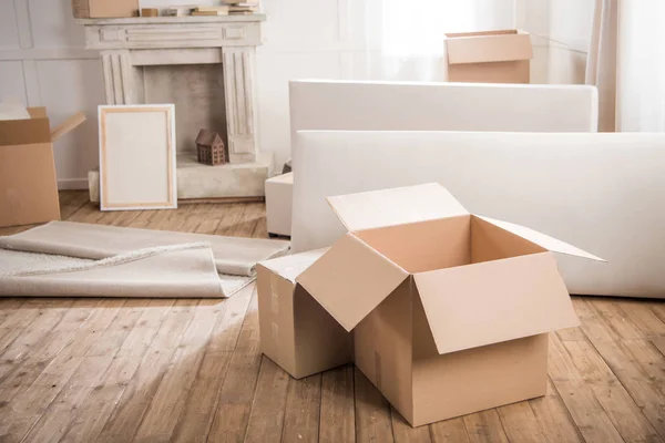 Boîtes en carton dans une pièce vide — Photo de stock
