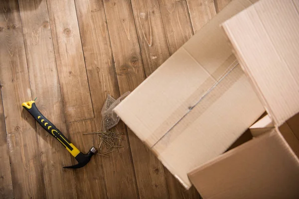 Boîtes en carton sur plancher de bois — Photo de stock