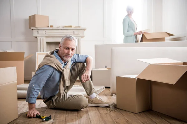 Senior homme avec marteau à la main — Photo de stock