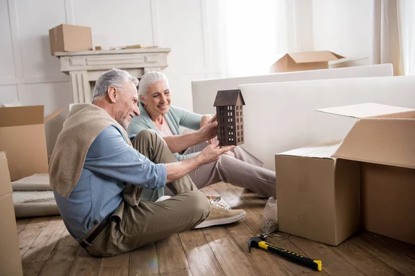 Coppia guardando modello di casa — Foto stock