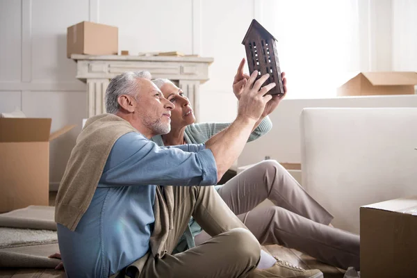 Couple looking at house model — Stock Photo