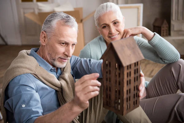 Coppia guardando modello di casa — Foto stock