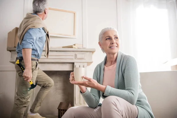 Frau trinkt Kaffee — Stockfoto