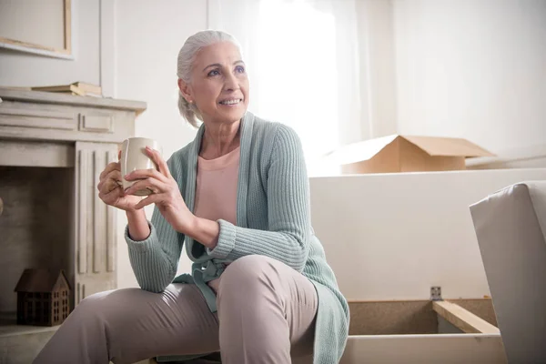 Woman drinking coffee — Stock Photo