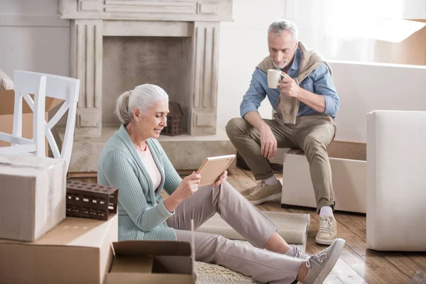 Frau mit Fotorahmen — Stockfoto