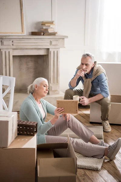 Woman showing photo frame to man — Stock Photo