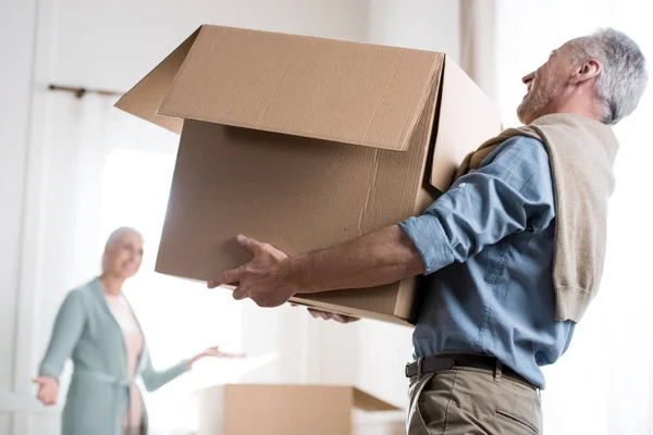 Hombre sosteniendo caja de cartón - foto de stock