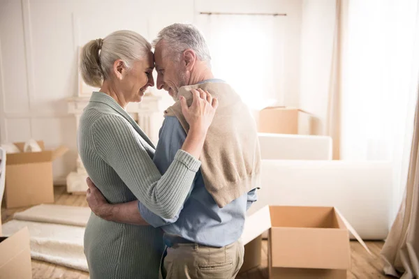 Couple hugging each other — Stock Photo