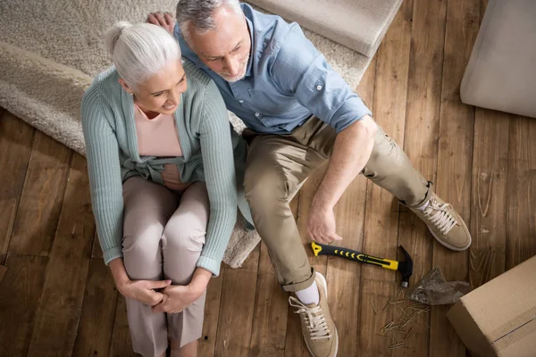 Couple assis sur le sol à la maison — Photo de stock