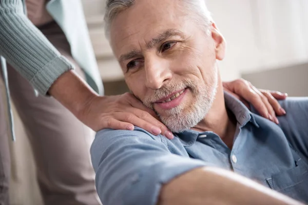 Cariño mayor hombre con esposa en casa - foto de stock