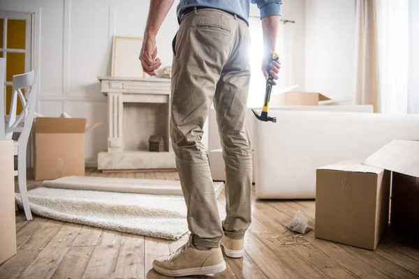 Homem com martelo em pé no quarto — Fotografia de Stock