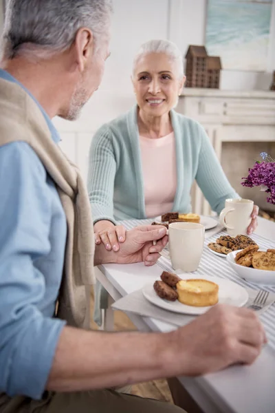 Pareja de ancianos desayunando en casa - foto de stock