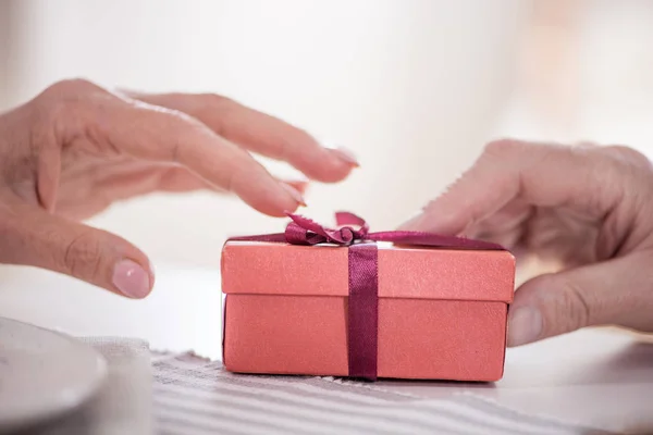Mann überreicht Geschenk an Ehefrau — Stockfoto