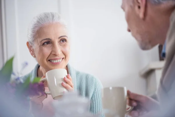 Старшая пара пьет чай — Stock Photo