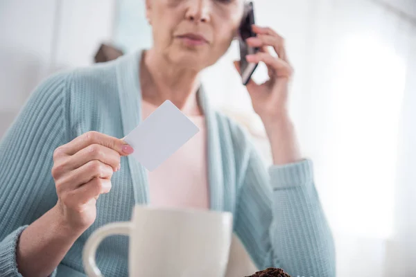 Seniorin spricht auf Smartphone — Stockfoto