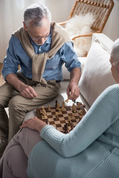 Casal de cabelos grisalhos jogando xadrez — Fotografia de Stock