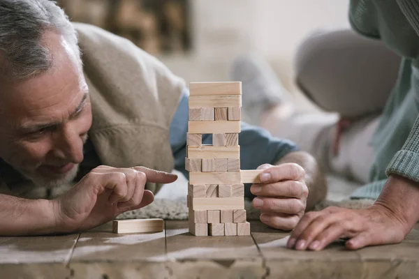 Пожилая пара играет деревянные блоки — стоковое фото