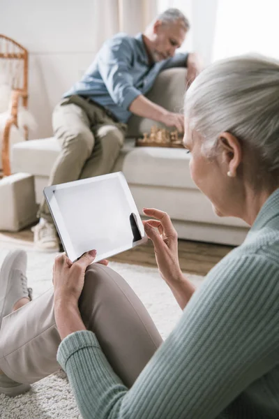 Seniorin nutzt digitales Tablet — Stockfoto