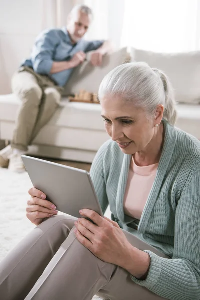 Mulher idosa usando tablet digital — Fotografia de Stock