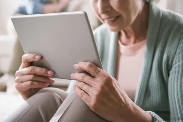 Seniorin nutzt digitales Tablet — Stockfoto