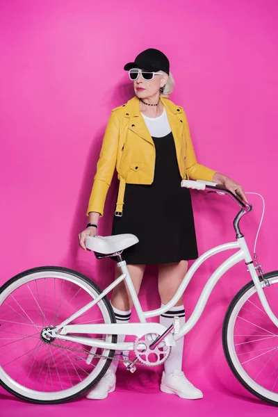 Mujer mayor con bicicleta - foto de stock