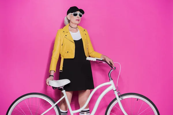 Donna anziana con bicicletta — Foto stock