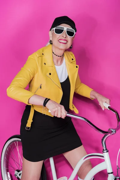 Femme âgée avec vélo — Photo de stock