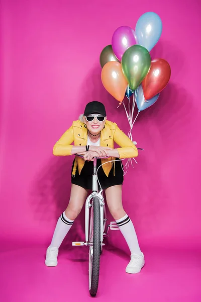 Seniorin mit Fahrrad — Stockfoto