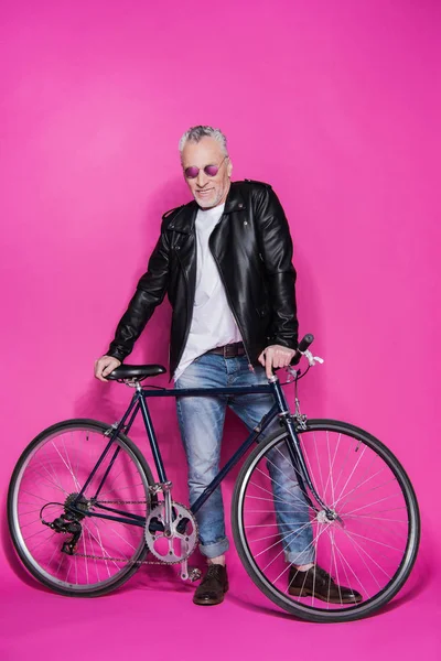 Homem sênior elegante com bicicleta — Fotografia de Stock