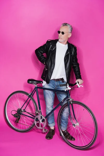 Стильний старший чоловік з велосипедом — стокове фото