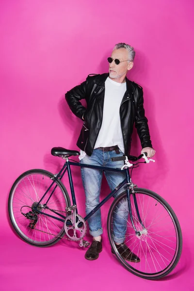 Stilvoller Senior mit Fahrrad — Stockfoto