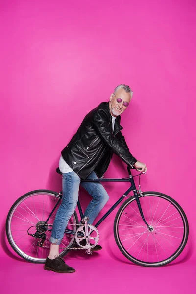 Élégant homme âgé avec vélo — Stock Photo
