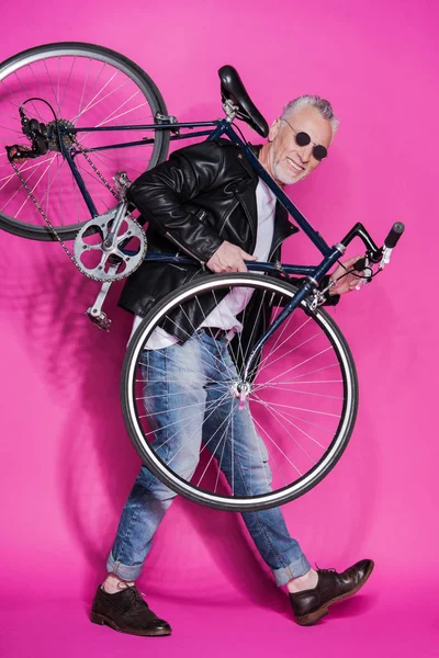 Стильний старший чоловік з велосипедом — стокове фото