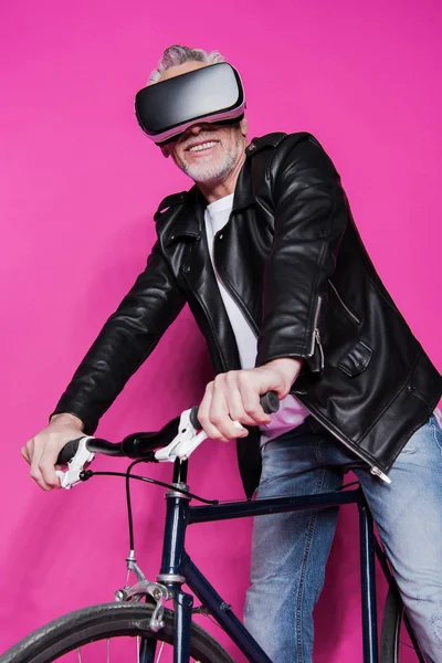 Hombre mayor con estilo con bicicleta - foto de stock