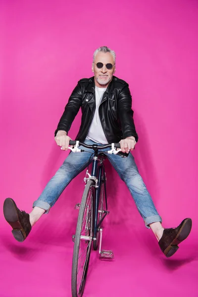 Elegante uomo anziano con bicicletta — Foto stock