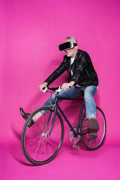 Hombre en auriculares de realidad virtual - foto de stock