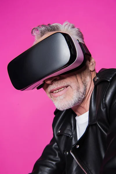 Hombre en auriculares de realidad virtual - foto de stock