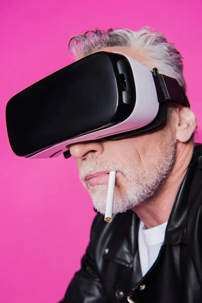 Hombre en auriculares de realidad virtual - foto de stock