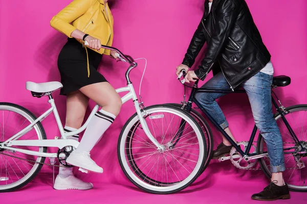 Seniorenpaar mit Fahrrädern — Stockfoto